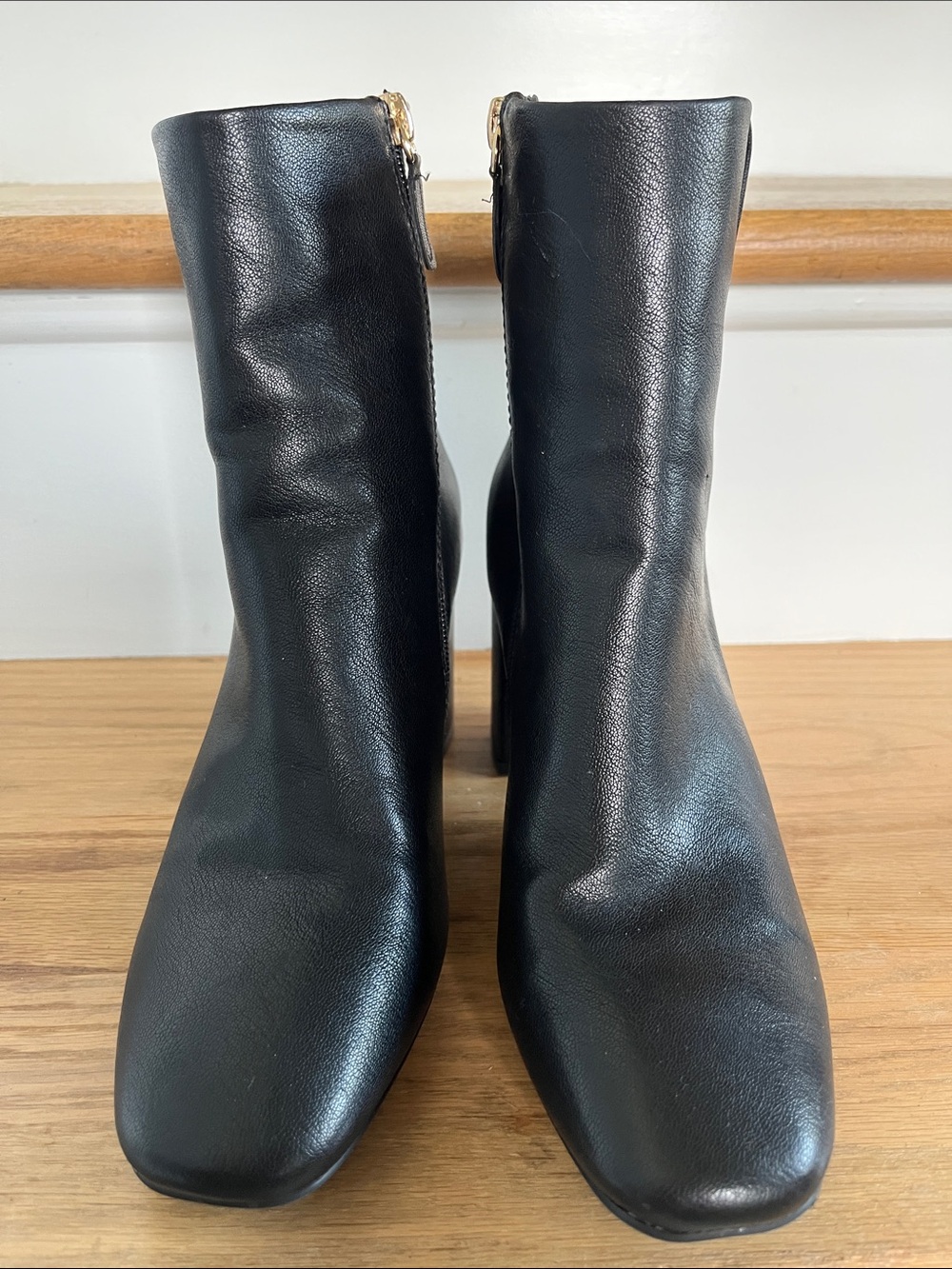 Elegant Black Leather Ankle Boots with Side Zip